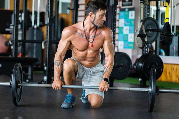 Uomo che riposa in una palestra durante l'esercizio