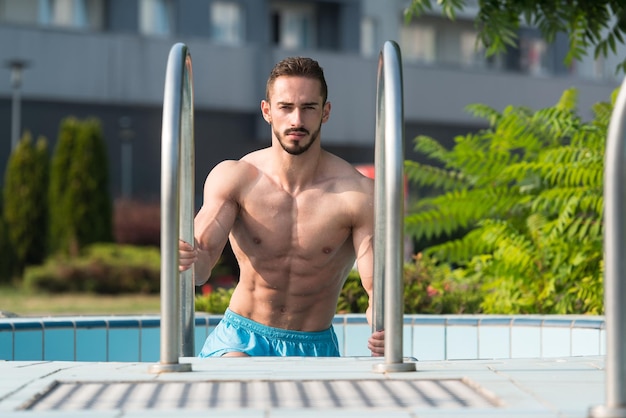 Uomo Che Riposa Rilassato Sul Bordo Della Piscina