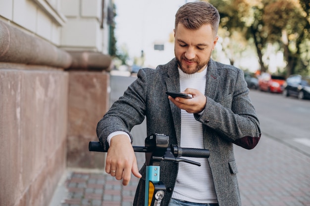 Uomo che scansiona il codice QR su uno scooter elettrico