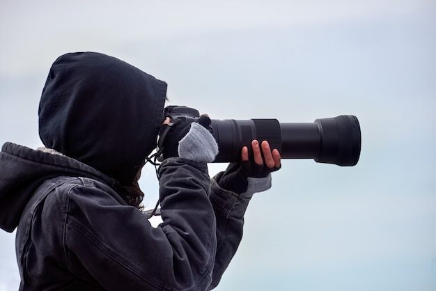 Uomo che scatta foto in natura