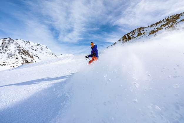 Uomo che scia sulle piste da sci