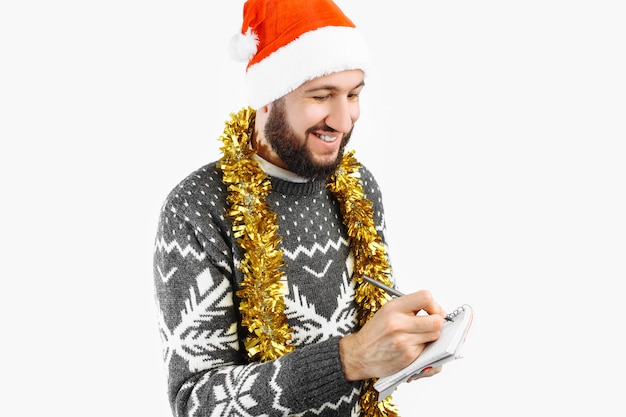 Uomo che scrive il nuovo anno su un notebook in Studio su uno sfondo bianco