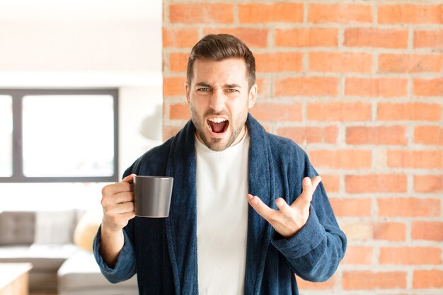 uomo che sembra arrabbiato, infastidito e frustrato che urla wtf o cosa c'è che non va in te?