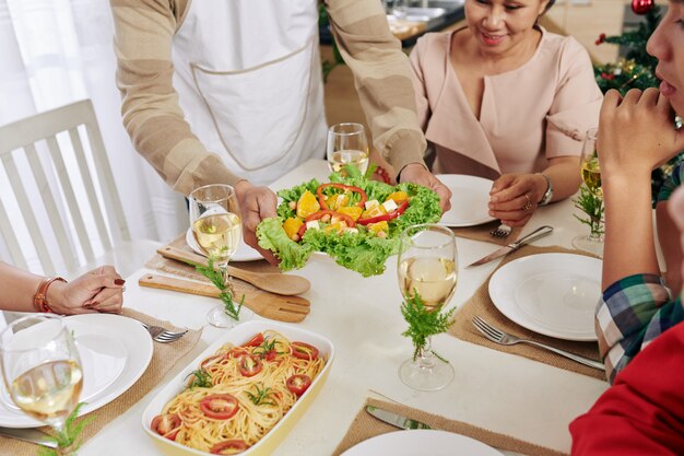 Uomo che serve cibo di Natale