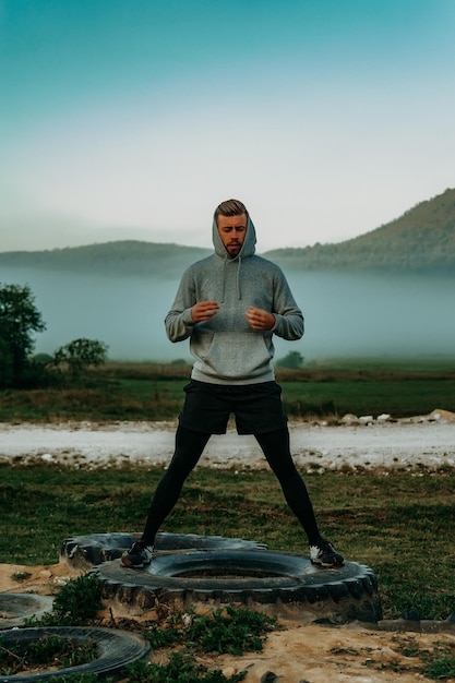 Uomo che si allunga prima dell'allenamento