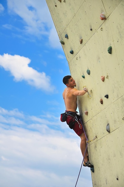 Uomo che si arrampica su un muro