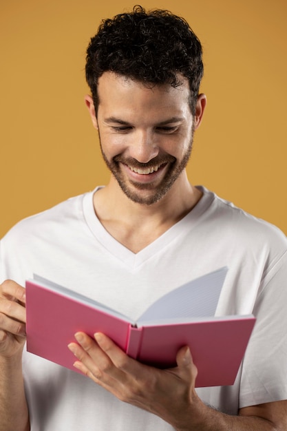 Uomo che si diverte a leggere un libro