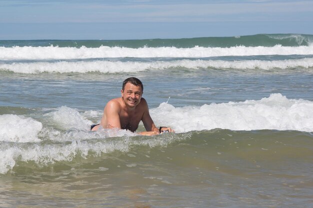 Uomo che si diverte in spiaggia durante l'estate