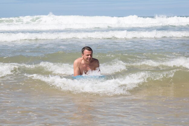 Uomo che si diverte in spiaggia durante l'estate