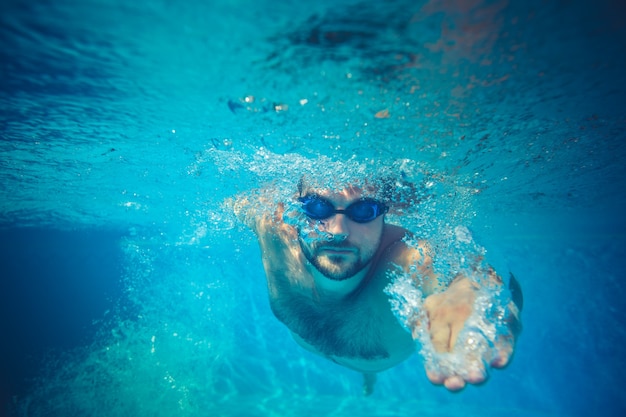 Uomo che si diverte in vacanza estiva