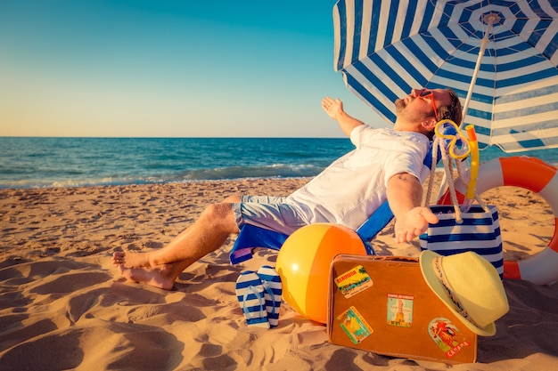 Uomo che si diverte in vacanza estiva