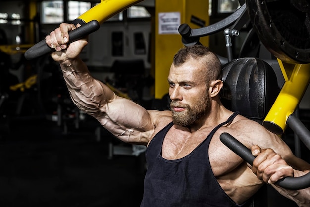 Uomo che si esercita con attrezzature in palestra