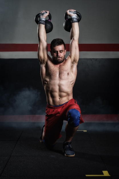 Uomo che si esercita con kettlebell