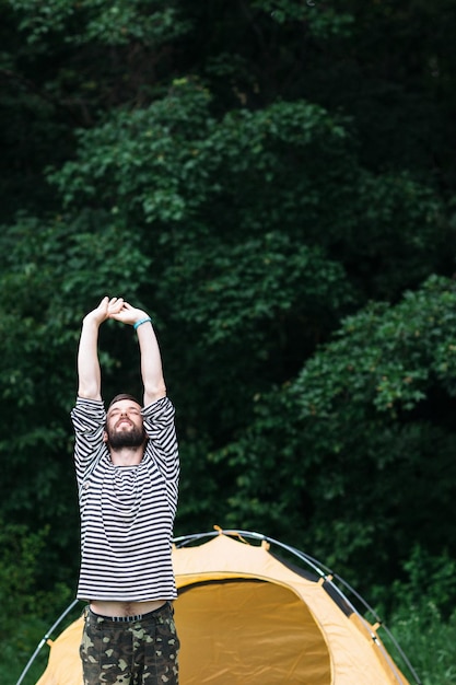 Uomo che si estende nella foresta Libertà dall'ambiente urbano