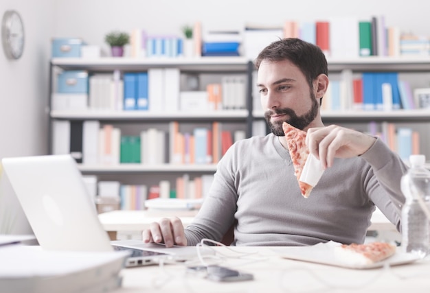 Uomo che si gode la pausa pranzo