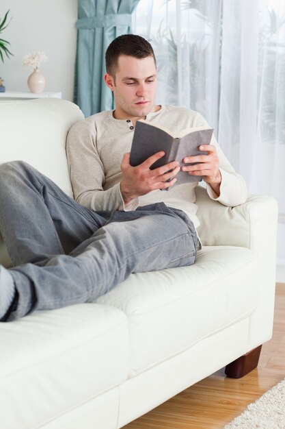 Uomo che si rilassa con un libro