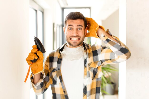 uomo che si sente stressato, preoccupato, ansioso o spaventato, con le mani sulla testa, in preda al panico per l'errore