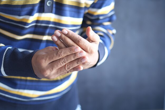 Uomo che soffre di dolore alla mano da vicino