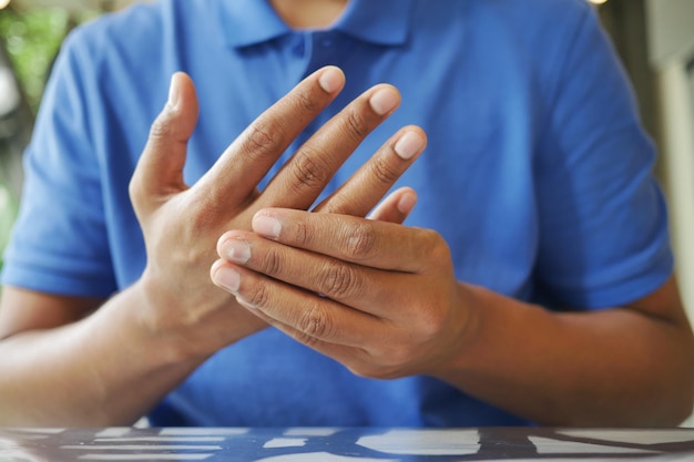 uomo che soffre di dolore in mano da vicino