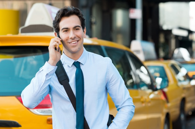 Uomo che sorride mentre parla al telefono