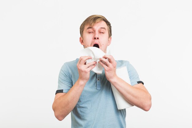 Uomo che starnutisce il concetto di ritratto sul muro bianco