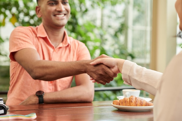 Uomo che stringe la mano del collega