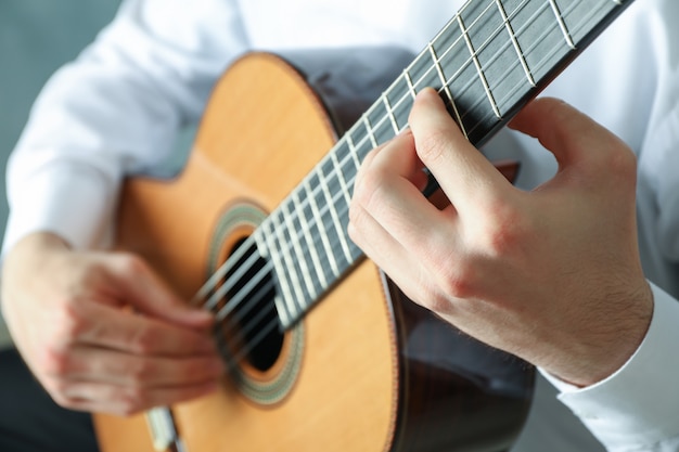 Uomo che suona alla chitarra classica