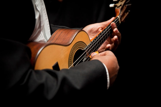 Uomo che suona il cavaquinho, strumento brasiliano utilizzato per suonare la samba