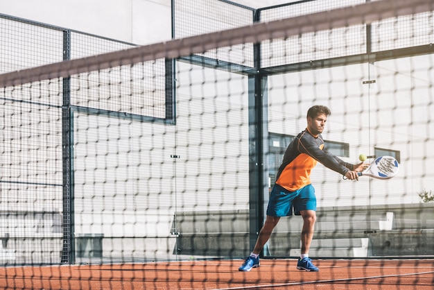 Uomo che suona il padel