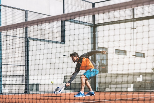 Uomo che suona il padel