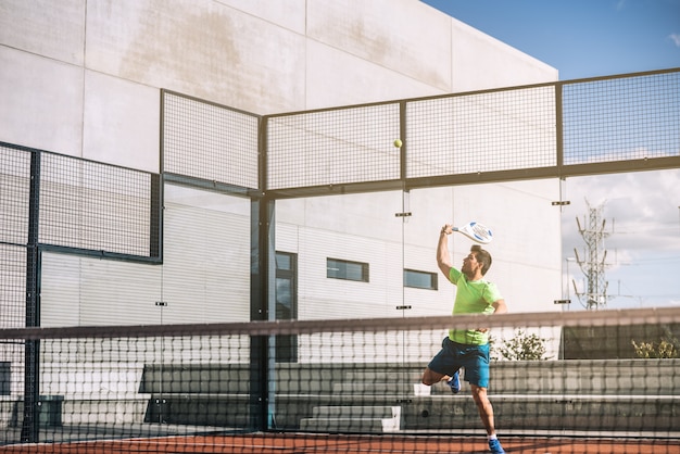 Uomo che suona il padel