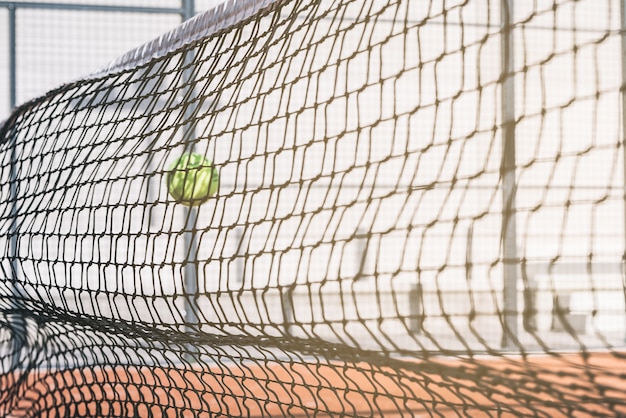 Uomo che suona il padel