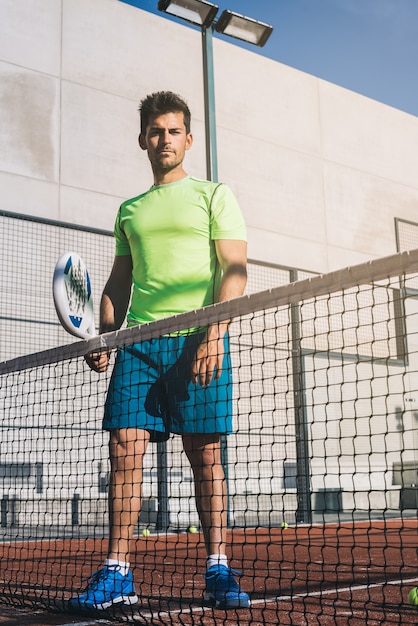 Uomo che suona il padel