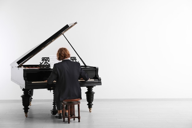 Uomo che suona il pianoforte al concerto