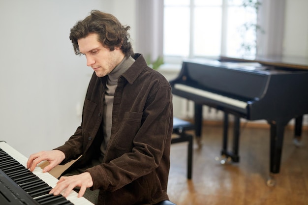 Uomo che suona il pianoforte in classe