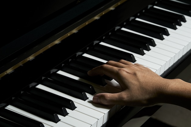 Uomo che suona il pianoforte in studio