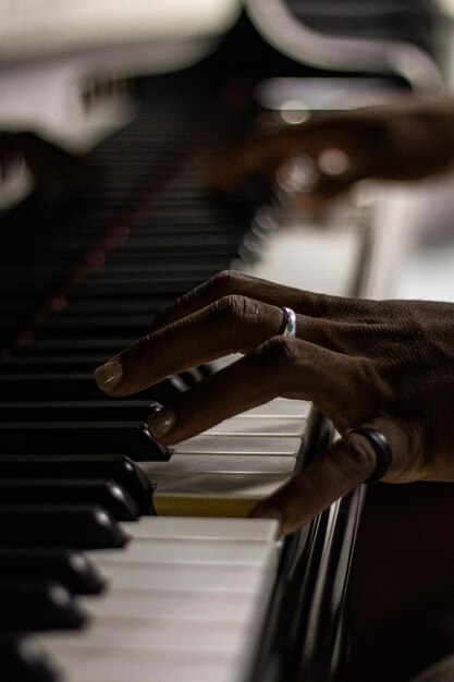 Uomo che suona il pianoforte