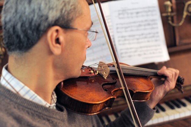 Uomo che suona il violino