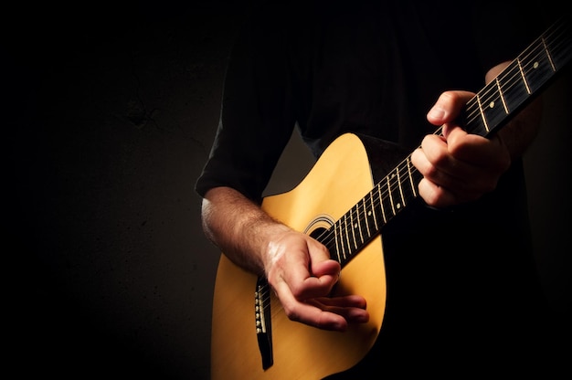 Uomo che suona la chitarra acustica