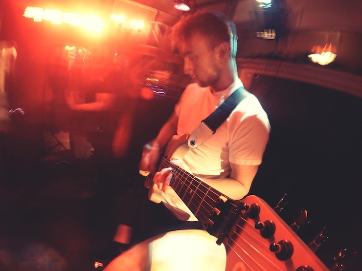 Foto uomo che suona la chitarra al ristorante