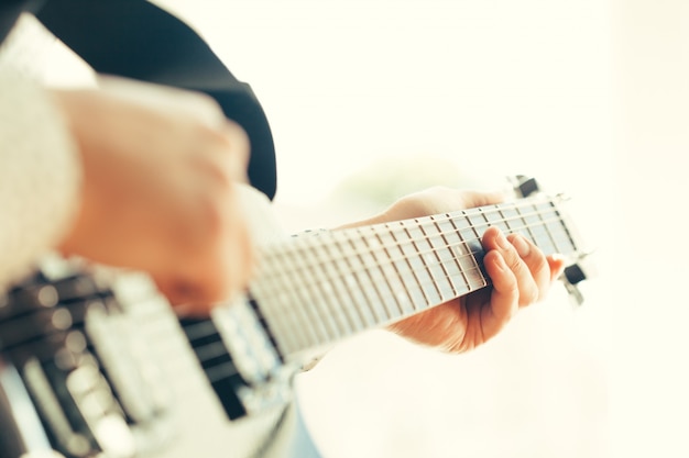 Uomo che suona la chitarra elettrica