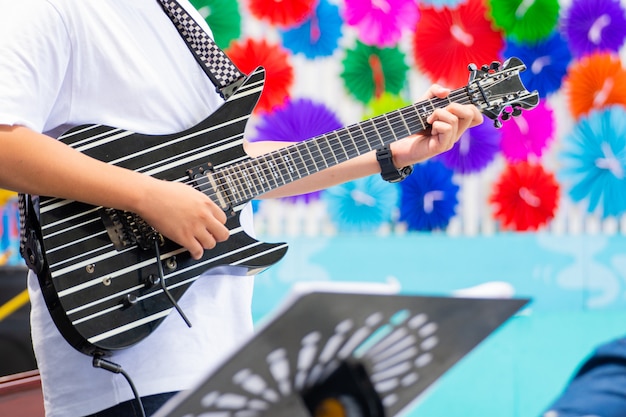 Uomo che suona la chitarra elettronica solista