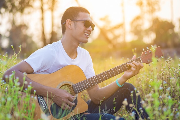 Uomo che suona la chitarra in una giornata di sole.