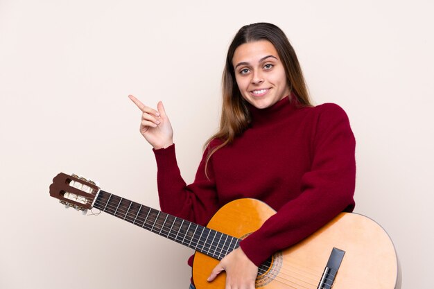 uomo che suona la chitarra su muro isolato