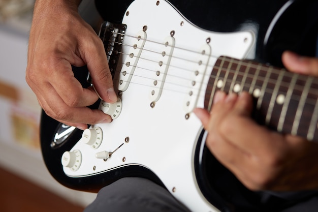 Uomo che suona la chitarra