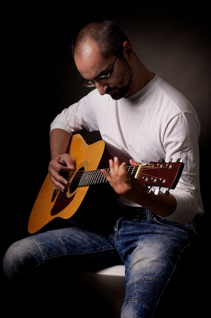 Uomo che suona la chitarra