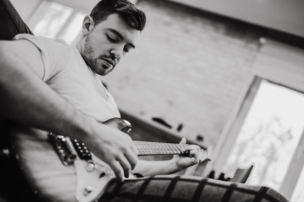 uomo che suona la chitarra