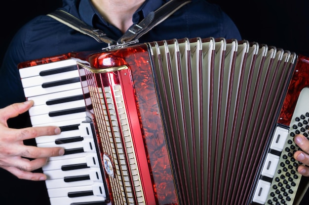 Uomo che suona la fisarmonica con le dita