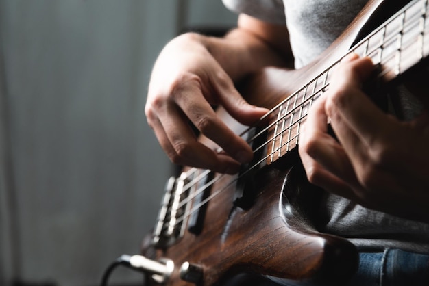 Uomo che suona un assolo di strumento di basso elettrico a quattro corde