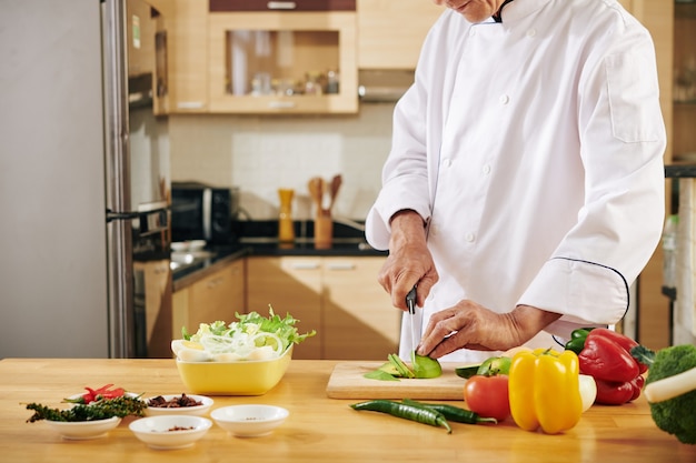 Uomo che taglia gli ingredienti